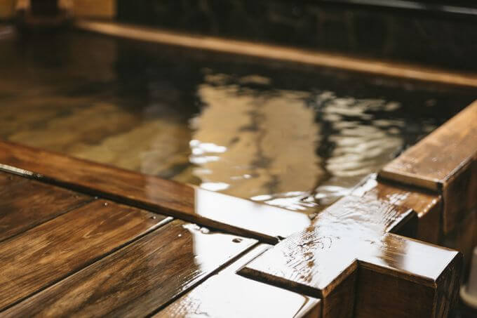 源泉かけ流しの檜風呂