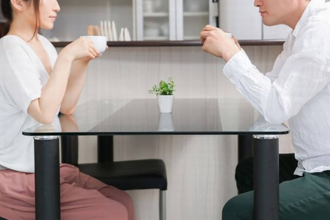 コーヒーを飲みながら会話する男女